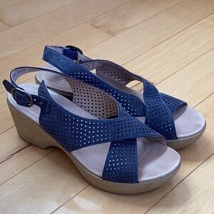 Dansko Jacinda nubuck crossover sling back shoes, blue wedge sandals. Women’s 40